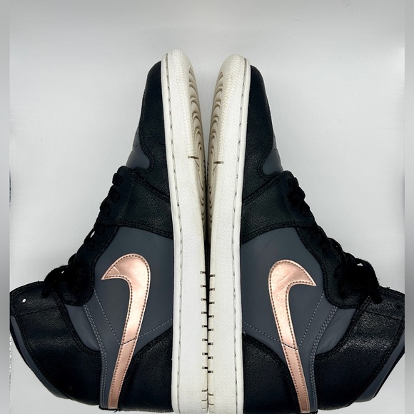 Nike Air Jordan 1 Retro High - Picture 6 of 11